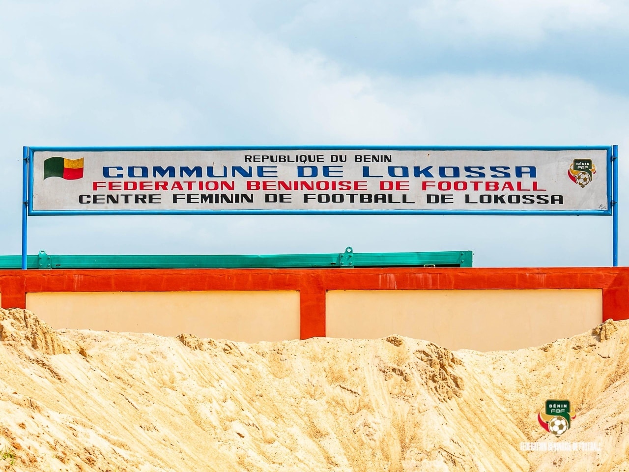 Bénin : de Chacus appelle au respect des délais de construction du Centre d'excellence de football des filles