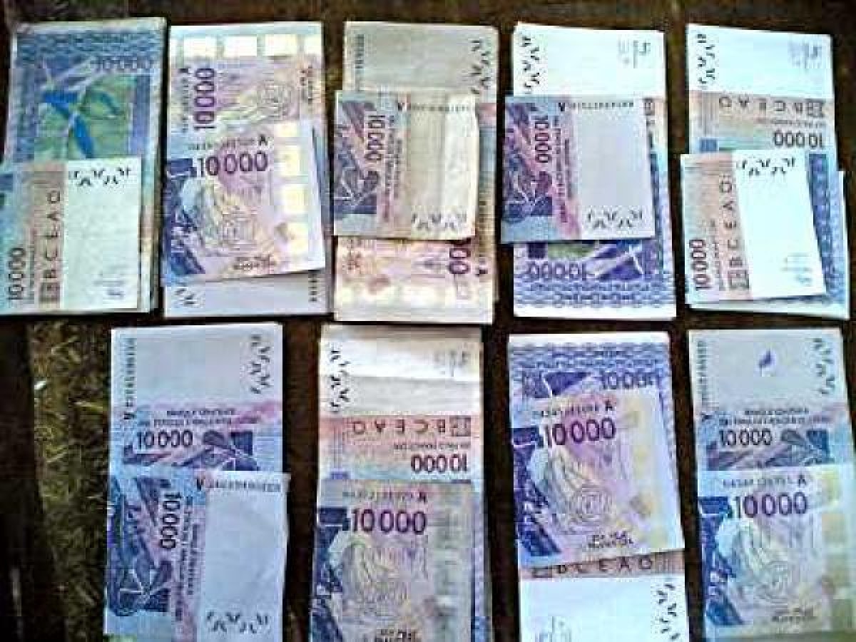 Bénin - la police interpelle deux faux monnayeurs avec près de 2 millions de faux billets de banque à Porto-Novo