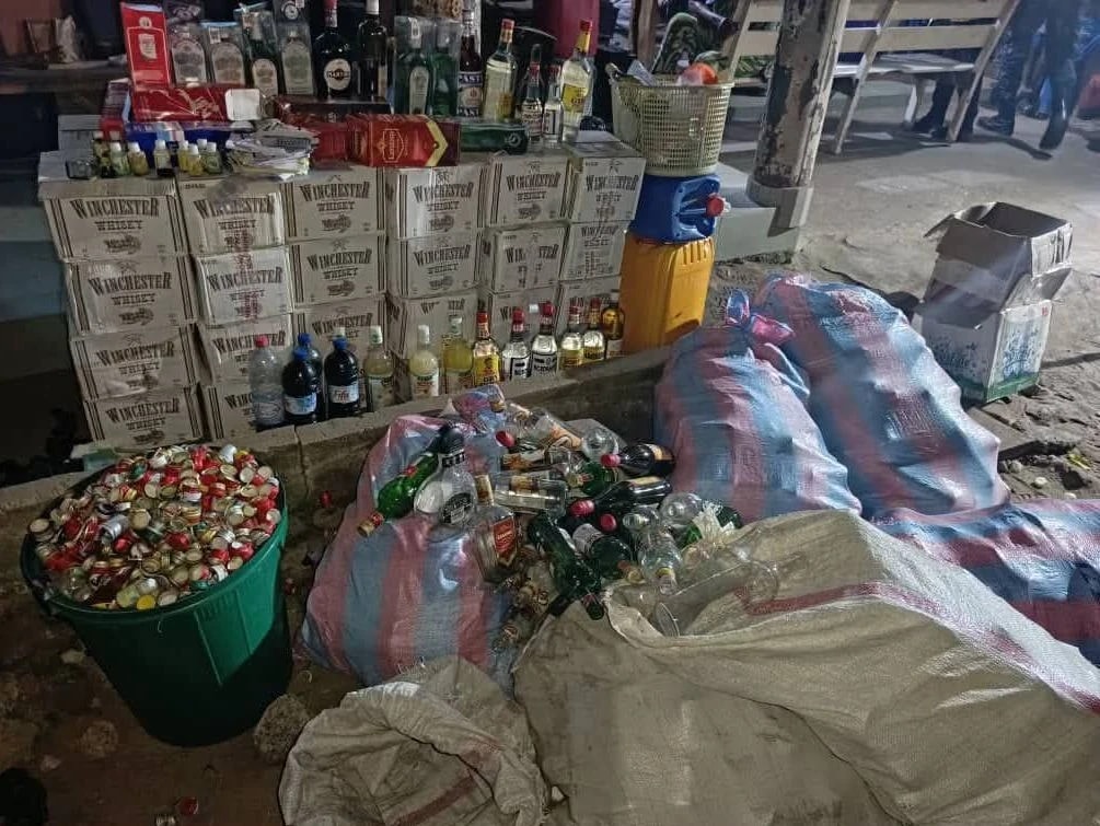 Bénin : la police saisit plus de 800 bouteilles de liqueurs frelatées de diverses marques dans l’arrondissement de Pahou