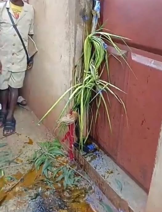 Bénin : les cours suspendus au CEG 2 Azovè après des gris-gris retrouvés devant le bureau de la Comptable