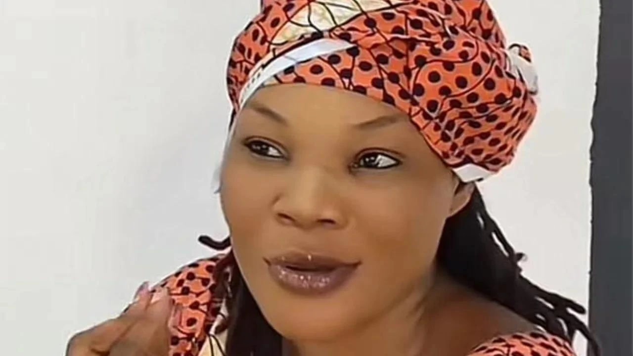 Bénin : « Mikinklin Mizé Kèmi », poursuivie pour cybercriminalité, la comédienne Aurélie Guézo demande pardon aux juges de la CRIET