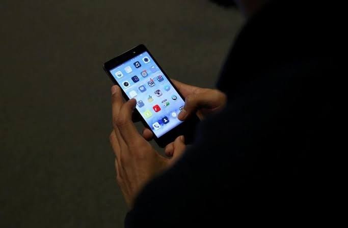 Bénin : un collégien meurt électrocuté par son téléphone en charge alors qu’il recevait un appel
