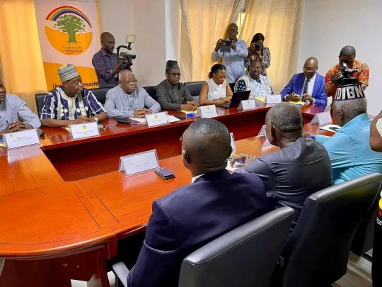 Des membres du Cadre de concertation de l'opposition rencontre des membres du parti Union progressiste le Renouveau