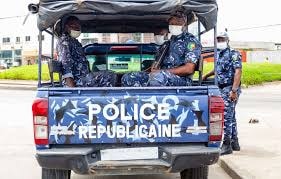 Comè : quatre suspects interpellés avec des sachets de produits psychotropes et des sacs de noix de cocos volés dans une plantation