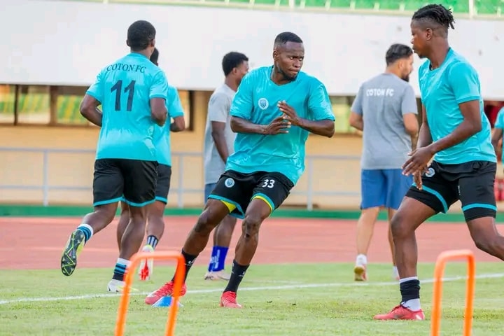 Des joueurs de Coton FC