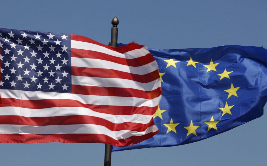 Des drapeaux de l'UE et des Etats-Unis