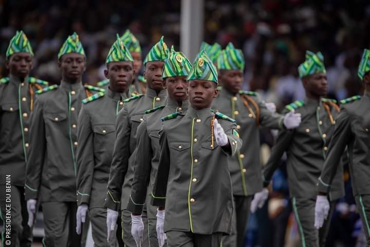 Des enfants de troupes lors d'un défilé à Cotonou. © Présidence du Bénin