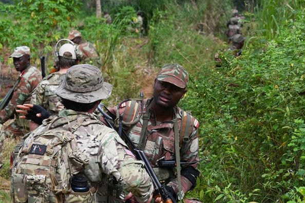 Des soldats béninois s'entrainant avec des Américains. © Ambassade des USA au Bénin