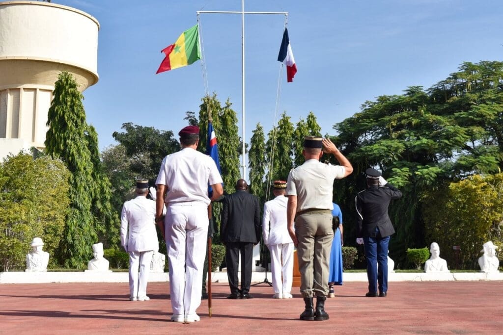 Des militaires français autour des drapeaux de la France et du Sénégal. @Apanews