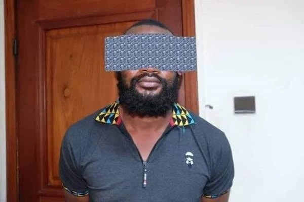 Faleti Biaou Ayodele Prudence alias « général Faleti » lors de son arrestation en 2020
