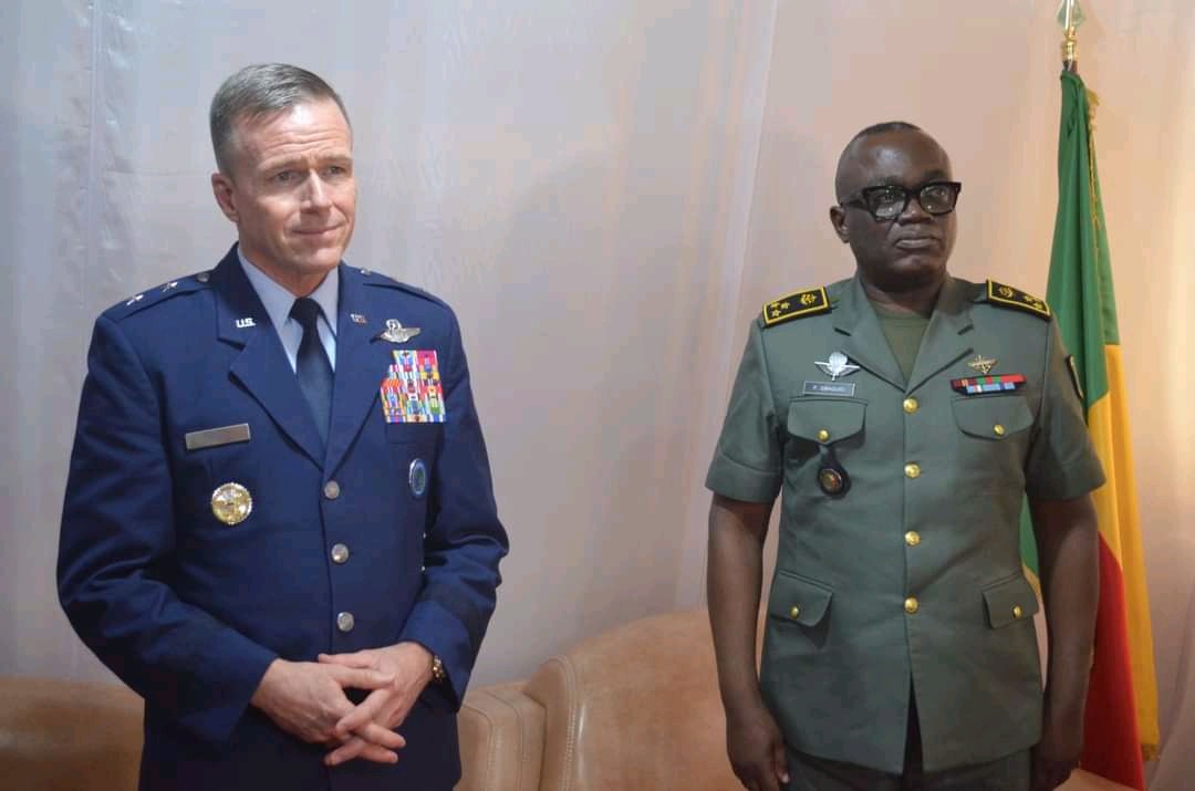 Le Général Fructueux Gbaguidi et le chargé du retrait des militaires américains du Niger, le Major Général Kenneth Ekman