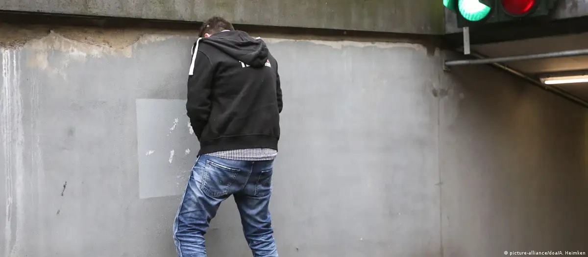 Un homme urinant. Image d'illustration