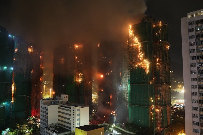 Incendie meurtrier à Hong Kong : sept tours résidentielles ravagées, des morts et des disparus enregistrés