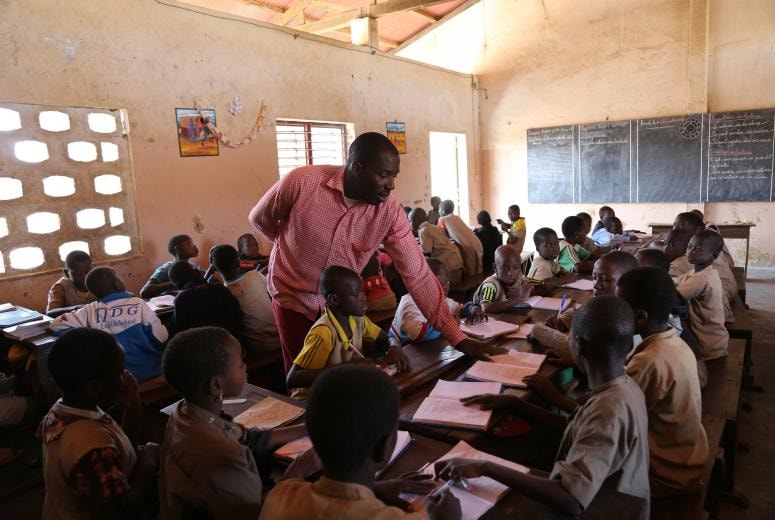 Un enseignant du primaire en situation de classe. Image d'illustration