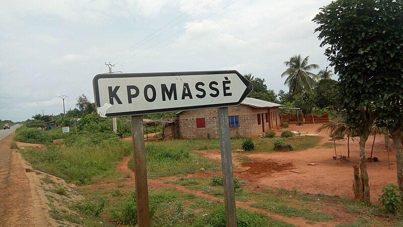 Une plaque indiquant la ville de Kpomassè