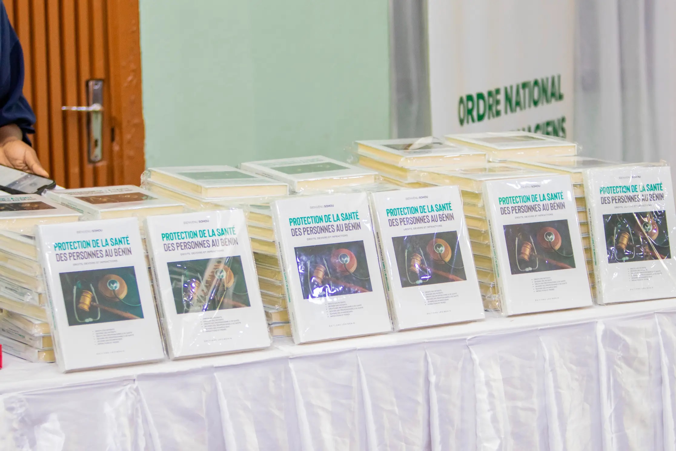 Le livre du magistrat Bienvenu Sohou lors de son lancement à Cotonou