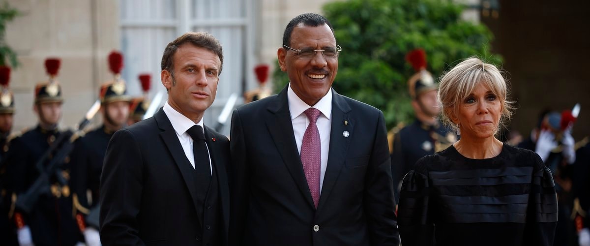 Emmanuel Macron et le président déchu du Niger Mohamed Bazoum