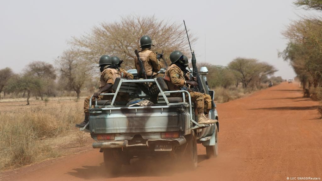 Une patrouille de militaires burkinabè