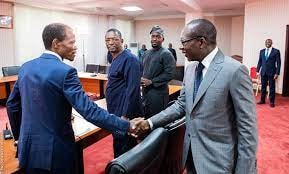 Le président Patrice Talon serrant la main de Candide Azannai