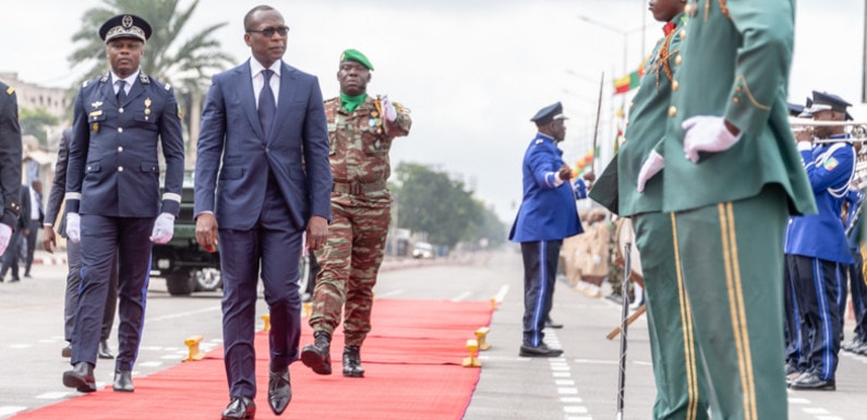 Le président béninois Patrice Talon passe en revue la troupe. © Présidence du Bénin