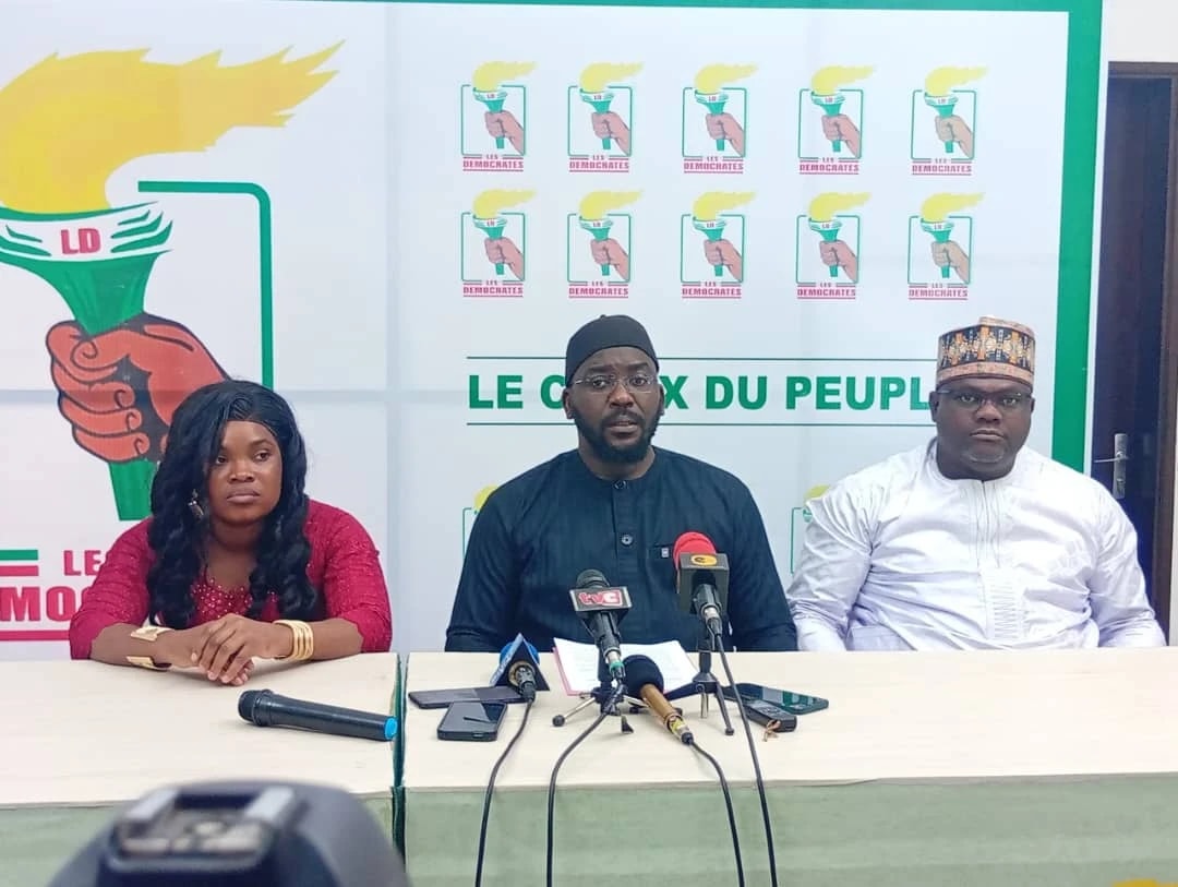 Le Secrétaire national à la communication du parti Les Démocrates, Guy Mitokpè entouré de Nadine Okoumassoun et du député Kamar Ouassagari