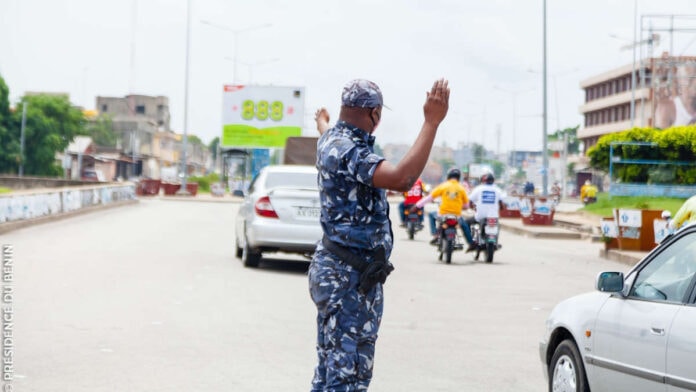 Un policier contrôle la circulation à Cotonou