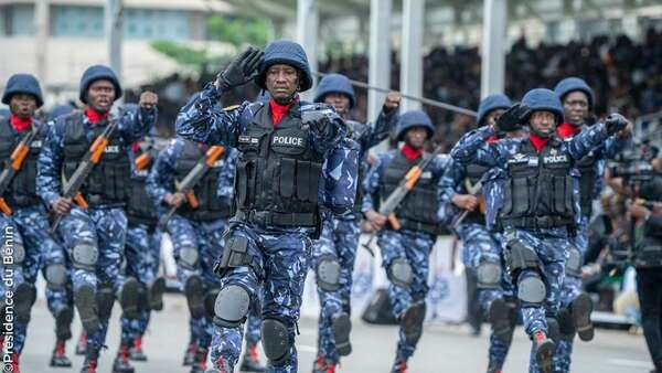 Des policiers lors d'un défilé à Cotonou. Image d'illustration