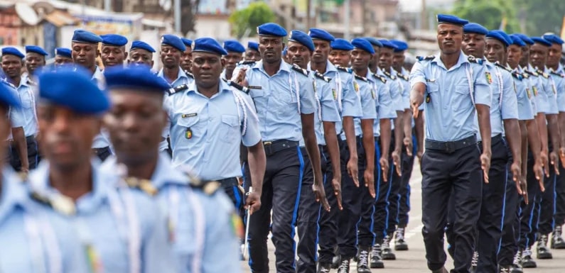 Des policiers lors d'un défilé à Cotonou