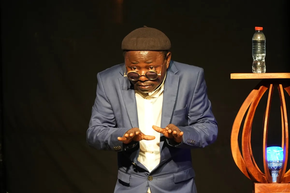 Abomey-Calavi : Jean-Louis Kédagni séduit le public avec son spectacle « De l'art de péter des balivernes »