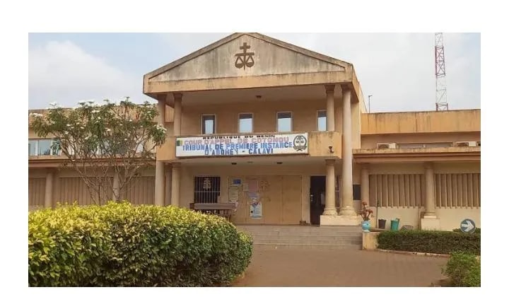 Abomey-Calavi : surpris en flagrant délit de vol de câble électrique, un agent de sécurité écope de 12 mois de prison avec sursis au tribunal