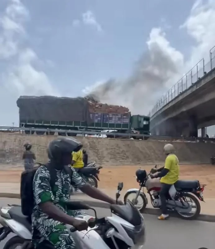 Abomey-Calavi : un camion chargé d'allumette en feu à godomey