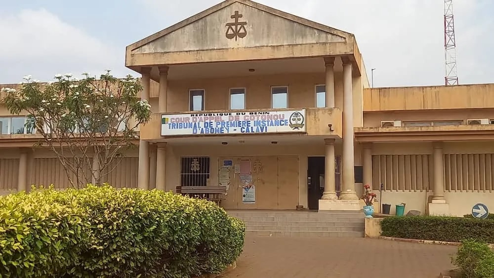Abomey-Calavi : un conducteur d'engin motorisé vole un portable et se justifie devant le juge au tribunal