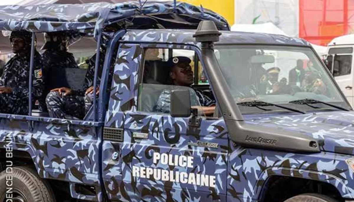 Adjohoun : arrestation d'un carreleur déguisé en faux policier pour usurpation de fonction, cybercriminalité et sextorsion
