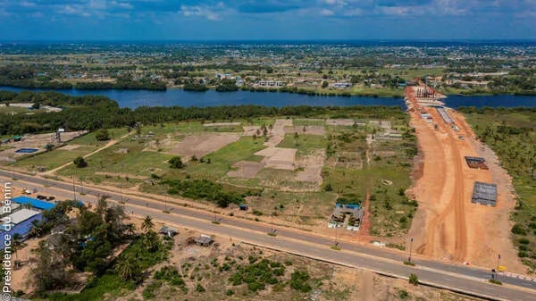 Aménagement de la Route des Pêches : le gouvernement ordonne le démantèlement des constructions précaires entre Cotonou et Ouidah