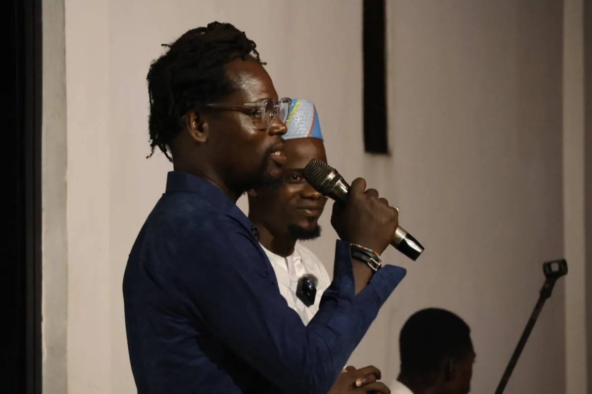Arts plastiques au Bénin : Rafiy Okefolahan explore la mémoire avec son vernissage “D’artificielles origines”