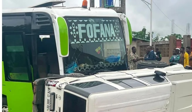 Bantè : un accident implique un bus et une voiture de la Police républicaine, des dégâts matériels enregistrés