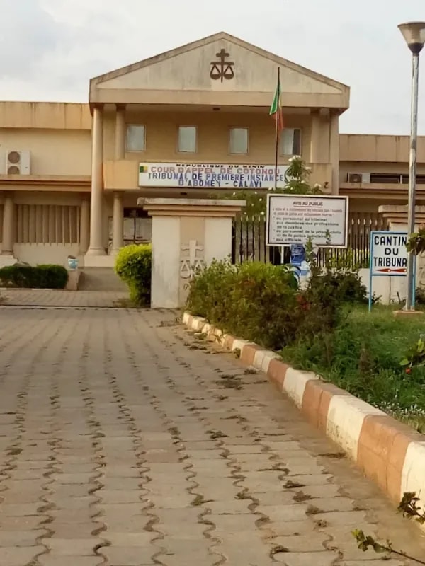 Bénin : il poignarde son ami, tente de lui voler sa moto et écope de 60 mois de prison ferme