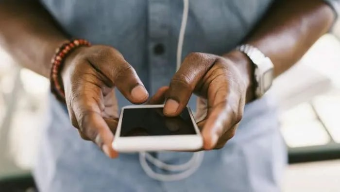 Bénin : la revente d’un téléphone volé à Porto-Novo entraîne l’arrestation de deux suspects, dont un chauffeur
