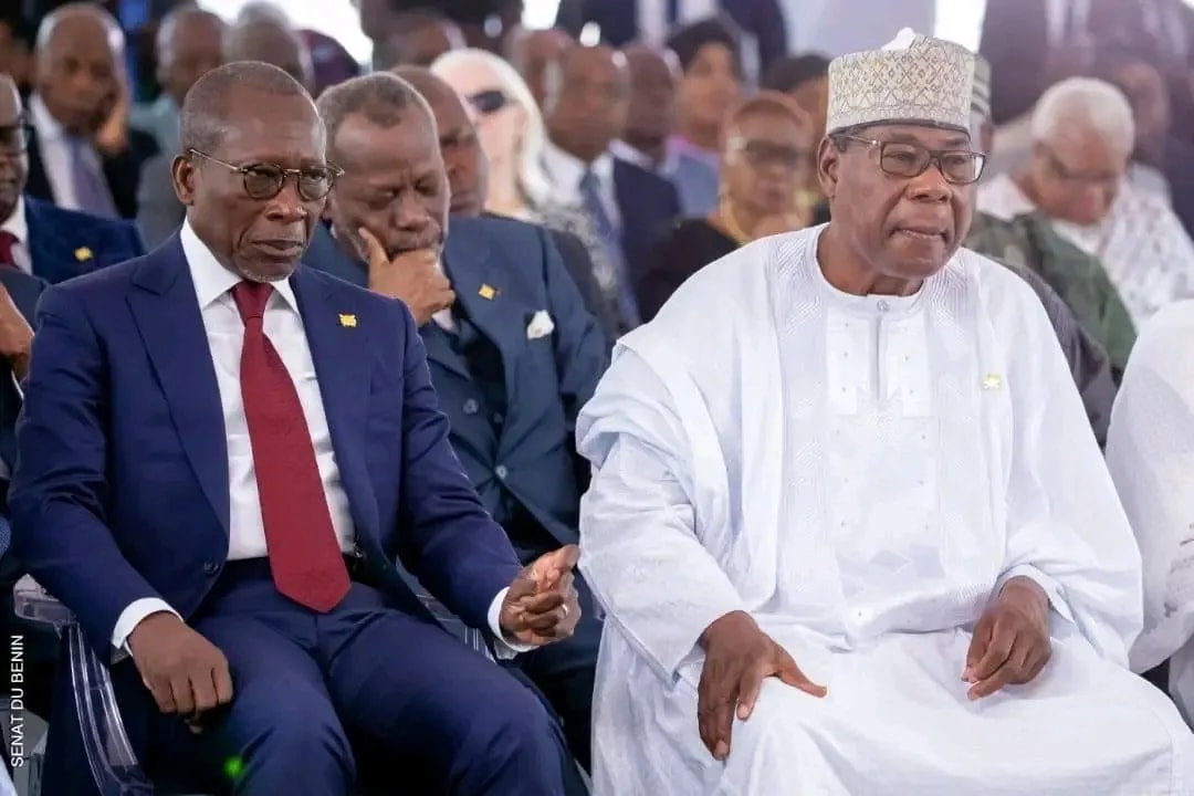 Les ex-présidents Patrice Talon et Boni Yayi discutent lors de l'installation du Sénat.