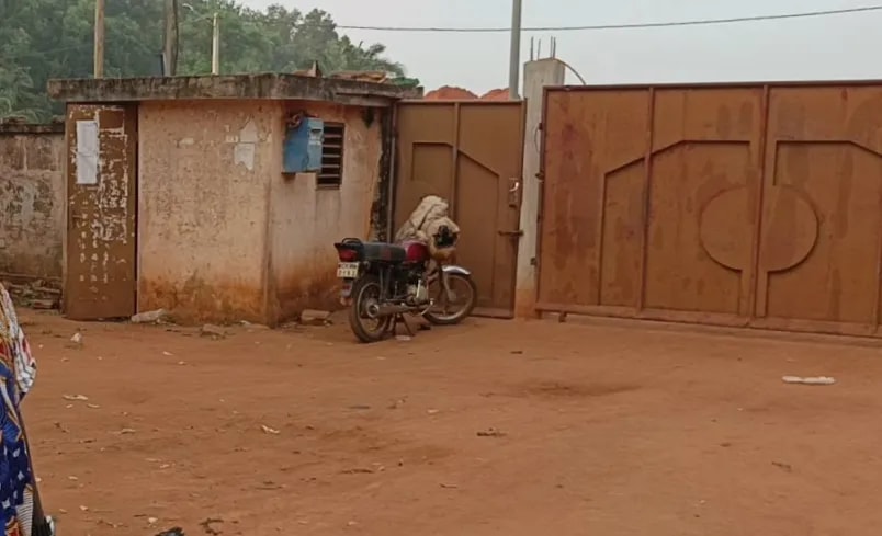 Bénin : deux individus appréhendés pour tentative présumée de vol d’enfant et agression sur mineure à Lagbè