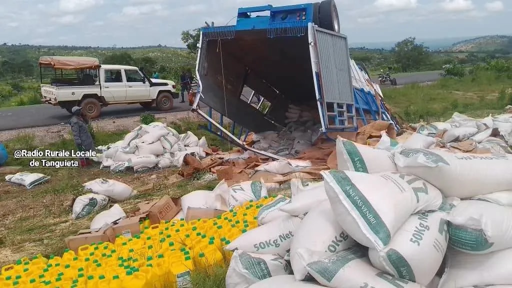 Bénin : un camion de vivres destiné aux cantines scolaires accidenté à Tanguiéta, le conducteur blessé