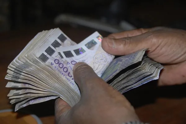 Bénin : une commerçante escroquée de plus de 8 millions F CFA par un présumé faux démarcheur de la douane