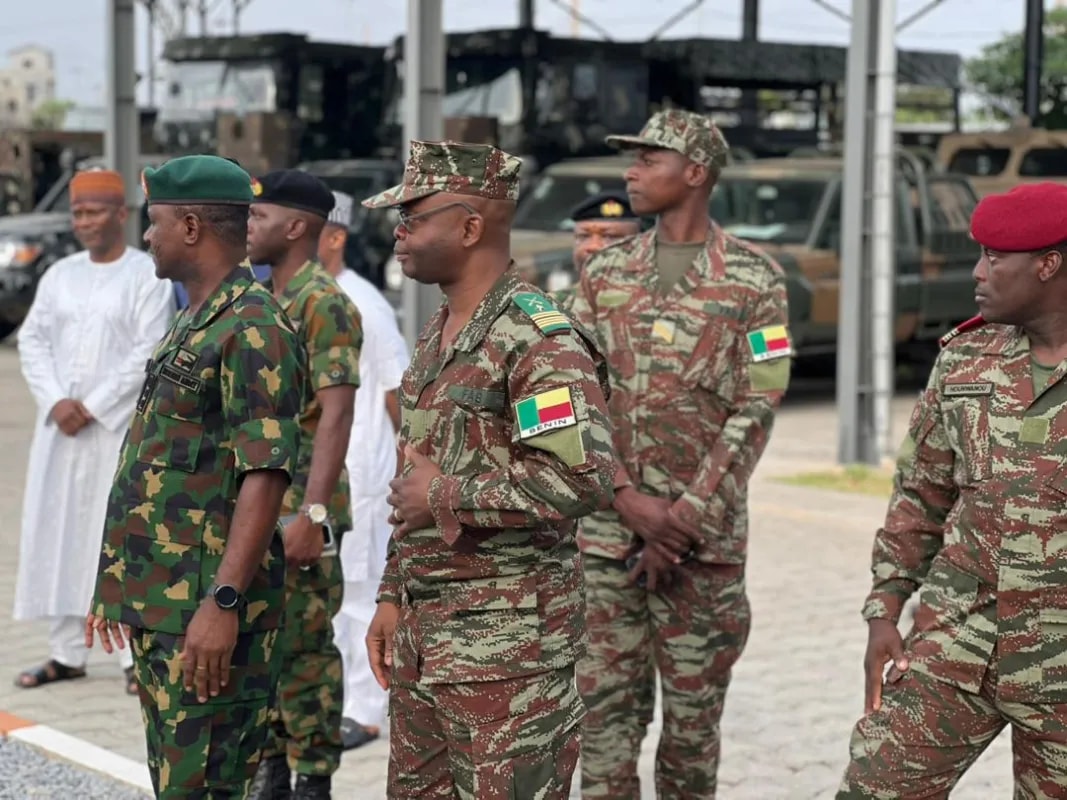 Coopération sécuritaire : le Gle Fructueux Gbaguidi fait ses adieux aux soldats nigérians déployés au Bénin lors du coup d’Etat déjoué