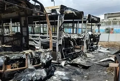 Côte d'Ivoire : 40 bus calcinés dans un incendie à Koumassi