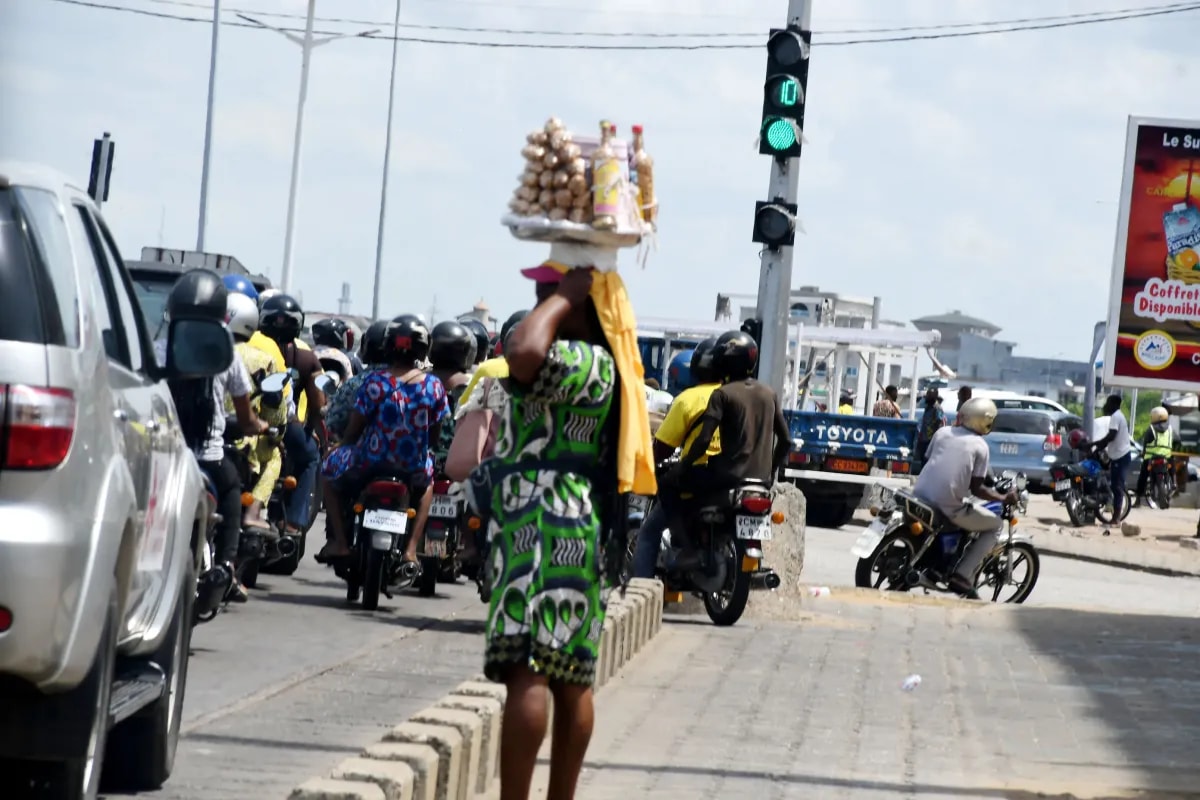 Cotonou : il prend la fuite après l’incendie de son véhicule, la police découvre une cargaison de produits prohibés