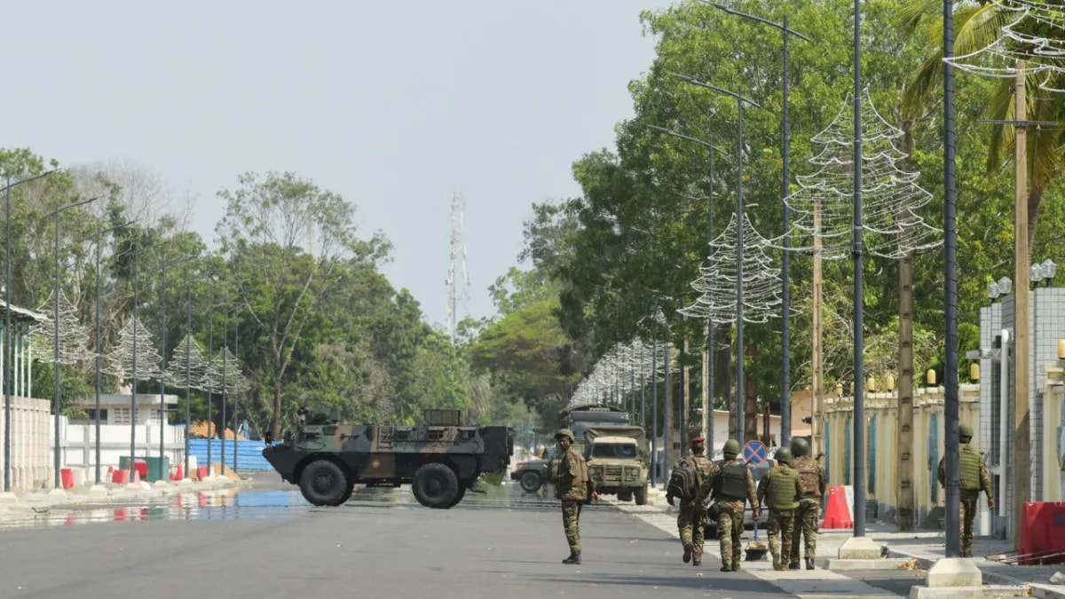 Des militaires et des blindés de l'armée béninoise patrouillent dans les rues lors du coup d'Etat déjoué du dimanche 7 décembre 2025.