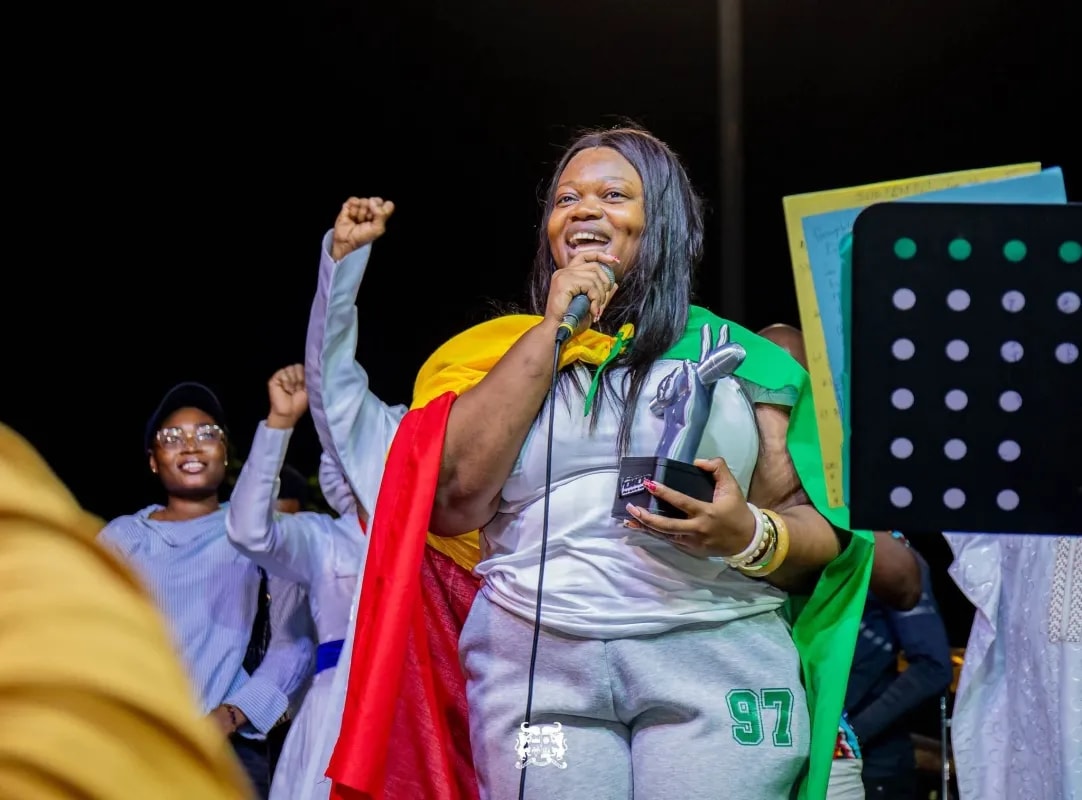 De la scène de The Voice à la place de l’Amazone : la championne Saara Houansou célébrée au Bénin