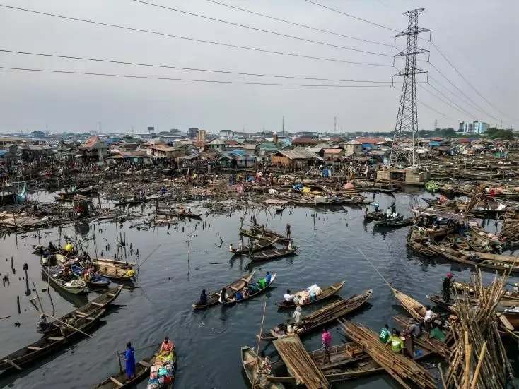 Démolition des habitats à Makoko au Nigeria : un ex-ministre accuse le gouvernement de Tinubu de nettoyage social et de spoliation foncière