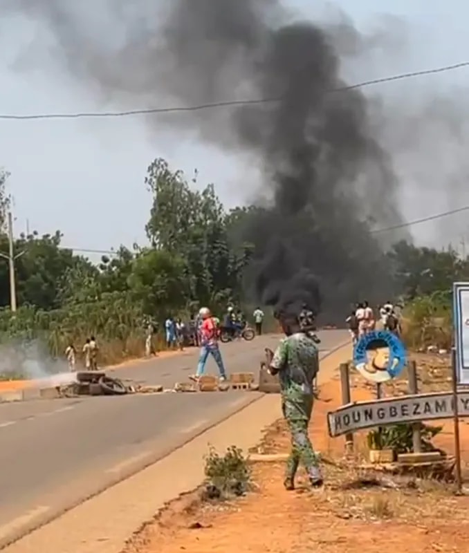 Djakotomey : la population mécontente bloque la circulation et brûle des pneus devant le commissariat central de Djakotomey