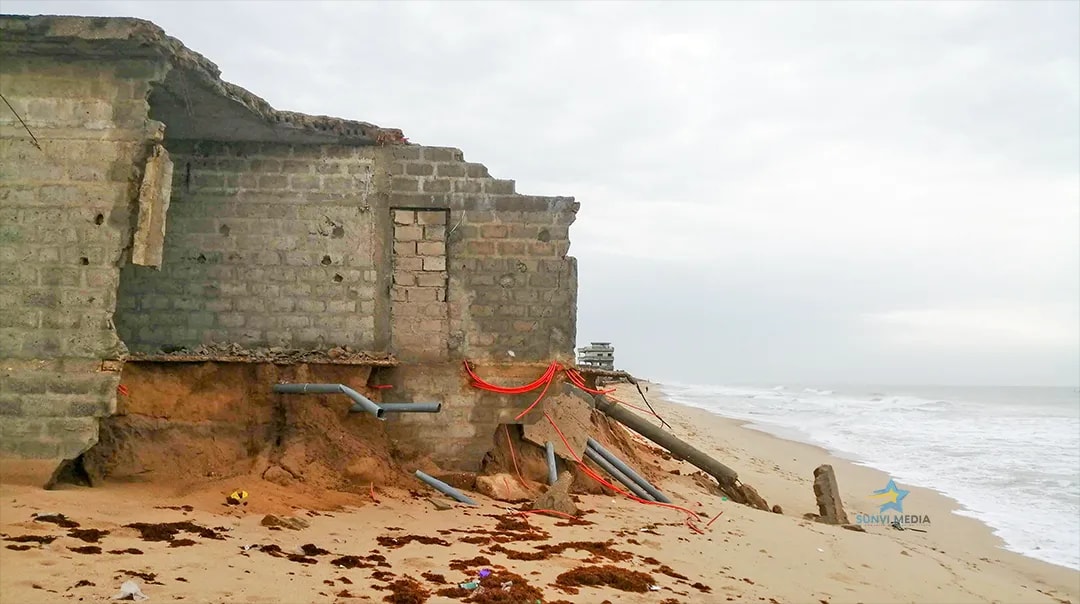 Érosion côtière à Sèmè-Kraké : des dizaines de maisons englouties par l’avancée de la mer